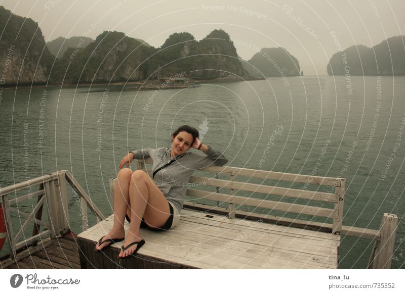 Halong Bay IV feminin Junge Frau Jugendliche Erwachsene 1 Mensch 18-30 Jahre Urelemente Wolken Wetter Felsen Berge u. Gebirge Küste Insel Holz beobachten