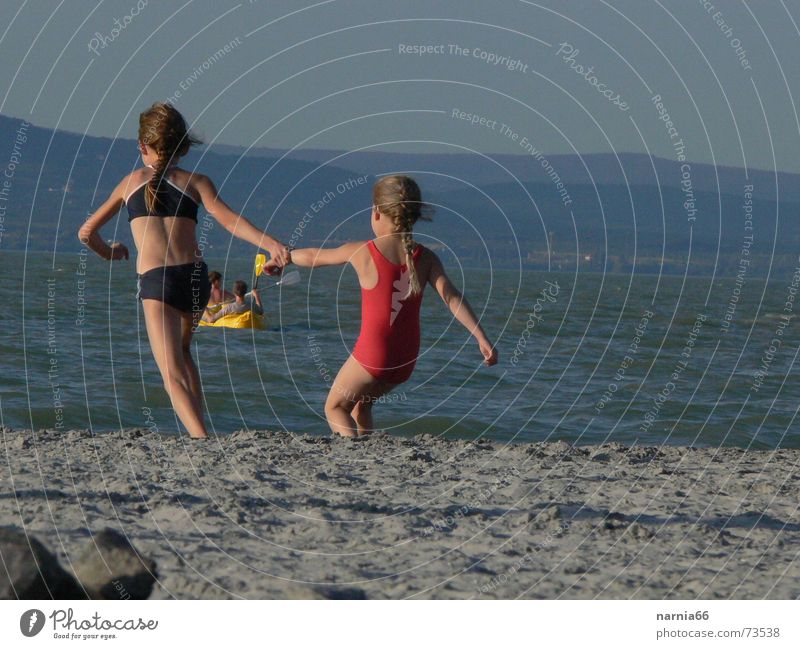 Komm' mit ins Wasser Sommer Ferien & Urlaub & Reisen Mädchen Plattensee Schwimmen & Baden Freude Küste Sand