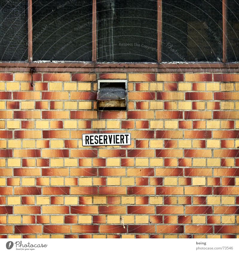 Nachbarsjunge Oswald Fenster Haus Fassade geschlossen Lüftung reserviert Fliesen u. Kacheln dunkel Quadrat Parkplatz Wand zentral Mitte Lager Industrie Fabrik