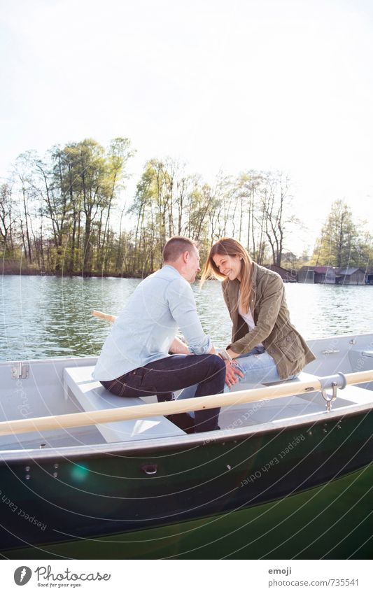 junges Paar auf Ruderboot auf See maskulin feminin Junge Frau Jugendliche Junger Mann Freundschaft 2 Mensch 18-30 Jahre Erwachsene Umwelt Natur Landschaft