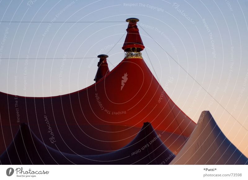 ZMF bei Nacht Zirkus Zirkuszelt rot Sonnenuntergang zeltmusikfestival zmf Freiburg im Breisgau blau