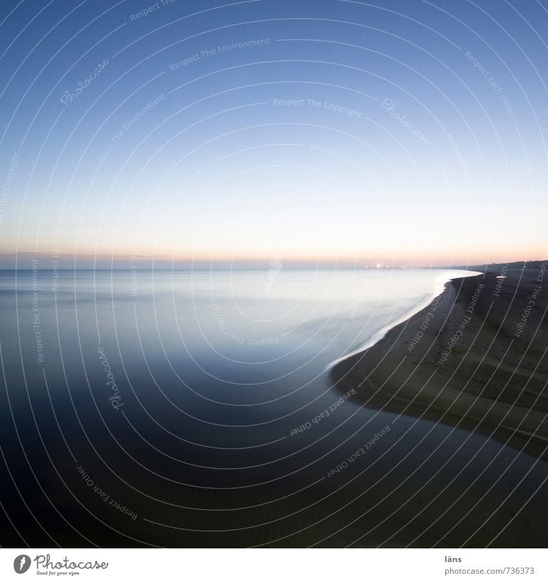 am morgen Umwelt Natur Urelemente Sand Wasser Himmel Wolkenloser Himmel Küste Strand Ostsee Meer Insel Erholung blau Gelassenheit ruhig Sehnsucht Fernweh