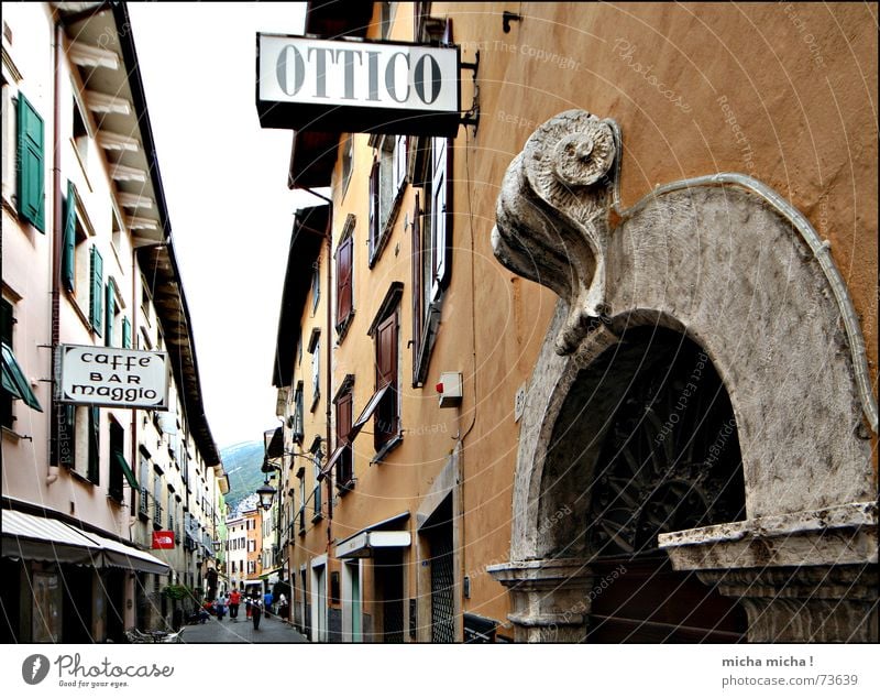 Ottico Gasse Italien Gardasee eng mehrfarbig Fenster Fensterladen Mensch Spaziergang Fassade mediteran arco Flucht