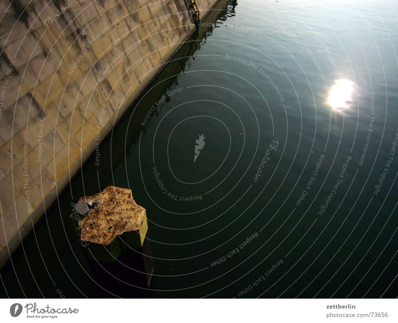 Landwehrkanal Anlegestelle Mole Mauer Poller Reflexion & Spiegelung Ausflugsschiff der_kai larl liebknecht rosa luxemburg Wasser Sonne reflektion Wasserfahrzeug