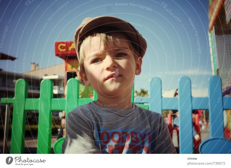 kleiner Junge auf dem Rummelplatz Strand Meer Entertainment Jahrmarkt maskulin Kind Kindheit Kopf Haare & Frisuren Gesicht 1 Mensch 3-8 Jahre Himmel Wolken