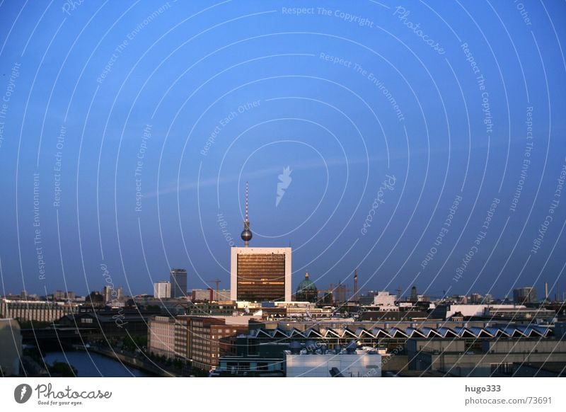 Ausblick von Käfer's Haus Osten Spree Bauwerk Dämmerung Wolken Gebäude Spiegel weiß Stadt horizontal Handelszentrum schimmern Sommer Berlin Berliner Fernsehturm