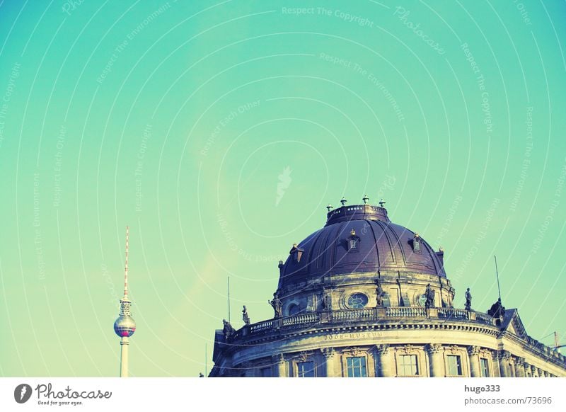 Berlin vom Wasser aus Osten Spree Bauwerk gelb grün Gebäude Spiegel Stadt horizontal Haus schimmern Sommer Berliner Fernsehturm Zwiebel Abend Museum Himmel blau