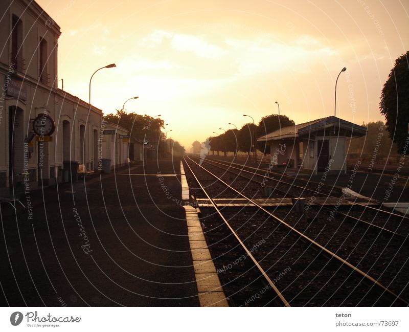 einsamer bahnhof Einsamkeit Station Sehnsucht Heimat Frankreich Bahnhof train station lonely weite welt Ferien & Urlaub & Reisen travelling france