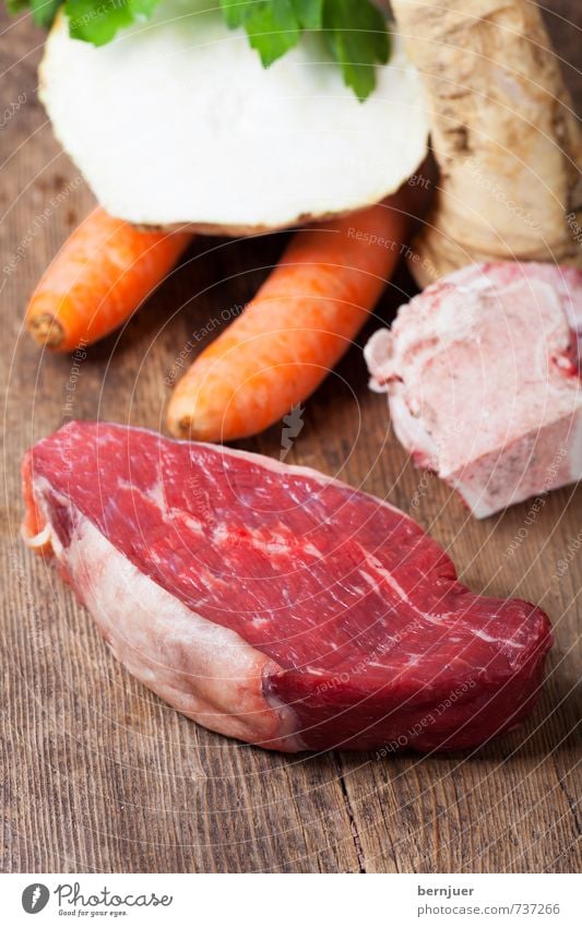 Tafelspitz Lebensmittel Fleisch Gemüse Slowfood Billig gut Möhre Sellerie Holzbrett Suppenknochen roh Suppenfleisch Zutaten Foodfotografie Gesunde Ernährung