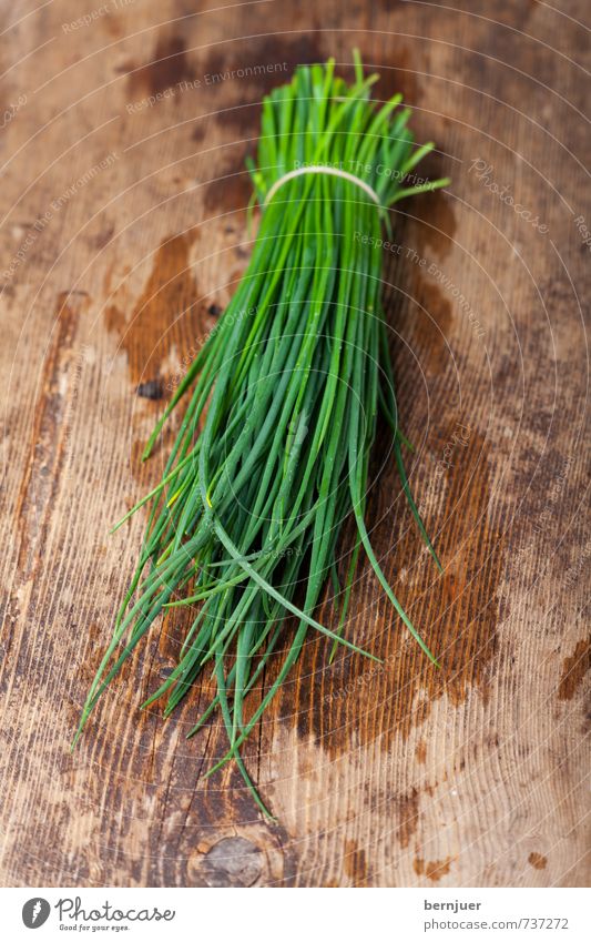 Gebündelter Schnittlauch Lebensmittel Kräuter & Gewürze Bioprodukte Vegetarische Ernährung Billig gut braun grün Bündel roh Zutaten Holzbrett nass Tau feucht