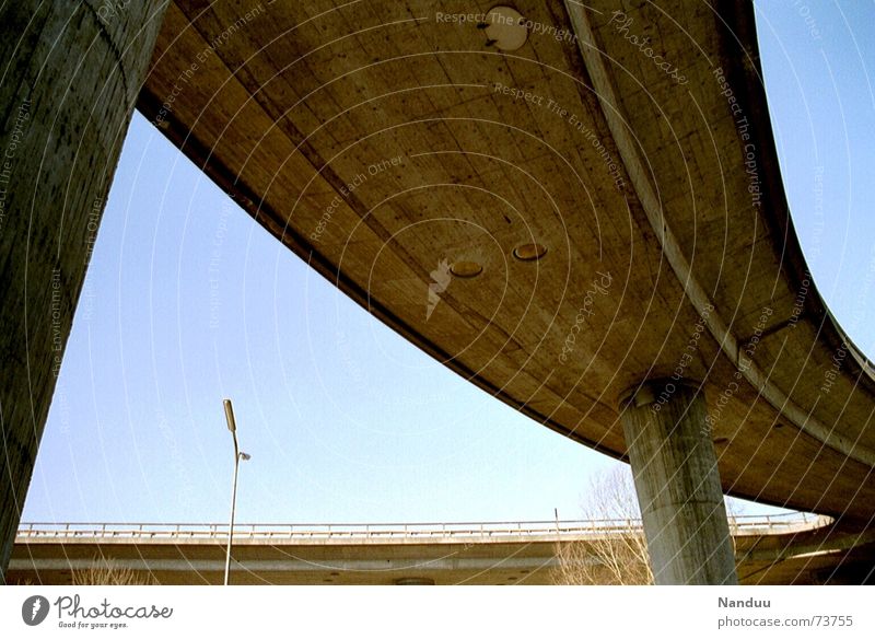 Tatzlwurm schön Ferien & Urlaub & Reisen Winter Himmel Stadtrand Brücke Bauwerk Verkehrswege Straße Wege & Pfade Autobahn Beton dreckig gelb grau