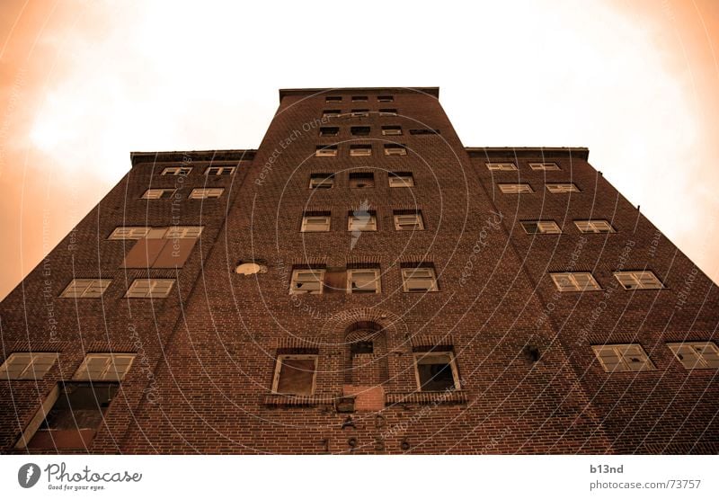 Alter Speicher Lagerhaus Kappeln Backstein Mauer Fenster Schleswig-Holstein ungemütlich kalt Dachboden Hafen Sepia hoch Deutschland Ostsee Architektur