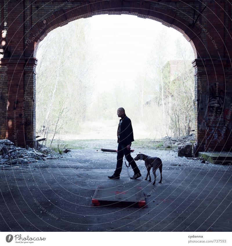 HALLE/S TOUR | Laufen lassen Leben Mensch Mann Erwachsene 45-60 Jahre Umwelt Natur Fabrik Ruine Tor Hund Senior Stress Bewegung Partnerschaft Einsamkeit