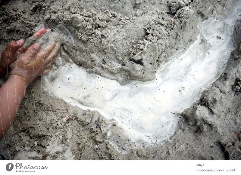 buddeln IV Freude Freizeit & Hobby Spielen Kinderspiel Kleinkind Kindheit Leben Hand Kinderhand 1 Mensch Sand Wasser dreckig nass natürlich Gefühle Begeisterung