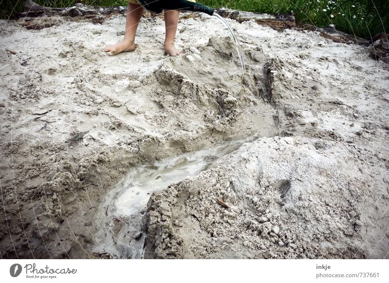 buddeln V Freude Freizeit & Hobby Spielen Kinderspiel matschen Kleinkind Junge Kindheit Leben Fuß Kinderbein Kinderfuß 1 Mensch 3-8 Jahre Sand Wasser Gefühle