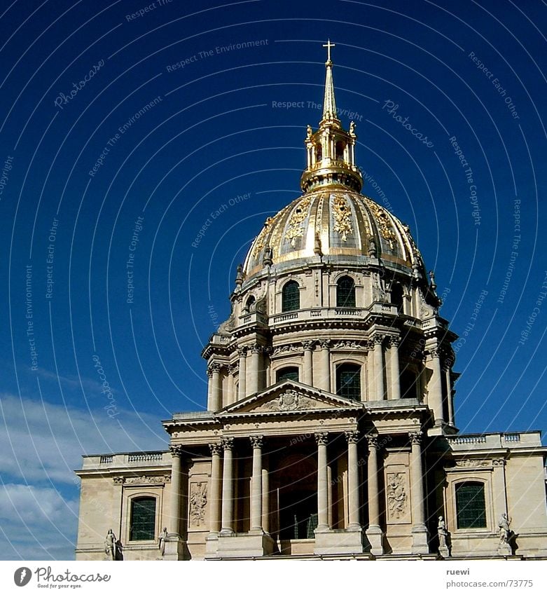 Spitze des Invalidendoms vor blauem Himmel Sommer Haus Baustelle Wolken Paris Frankreich Europa Hauptstadt Dom Bauwerk Gebäude Architektur Fassade Dach