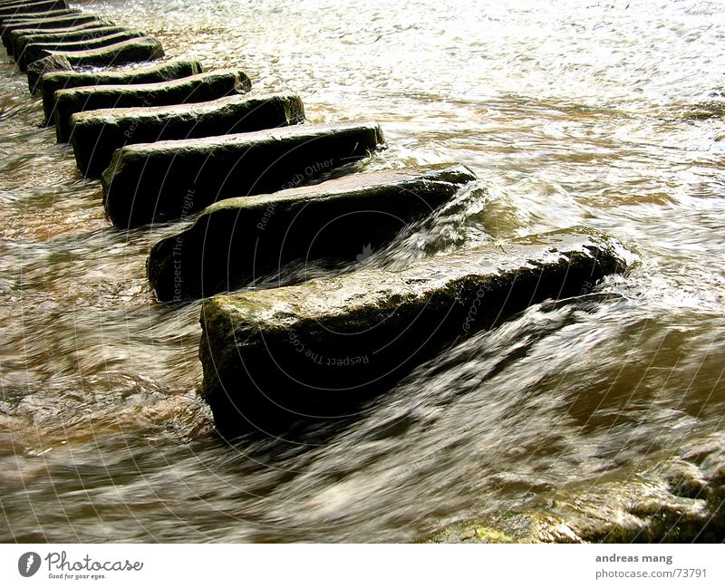 Crossover fließen Strömung dreckig Überqueren reißend gefährlich Elektrizität Fluss river Wasser water flow Stein stone stones cross oben danger dangerous