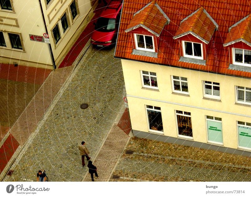 Hab dich! Dach Backstein Dachziegel Dachfenster Fenster Wand Haus Verschiedenheit rot braun gelb Gasse Ware Wohnung Vogelperspektive Mensch Stadt Dorf Stadtteil