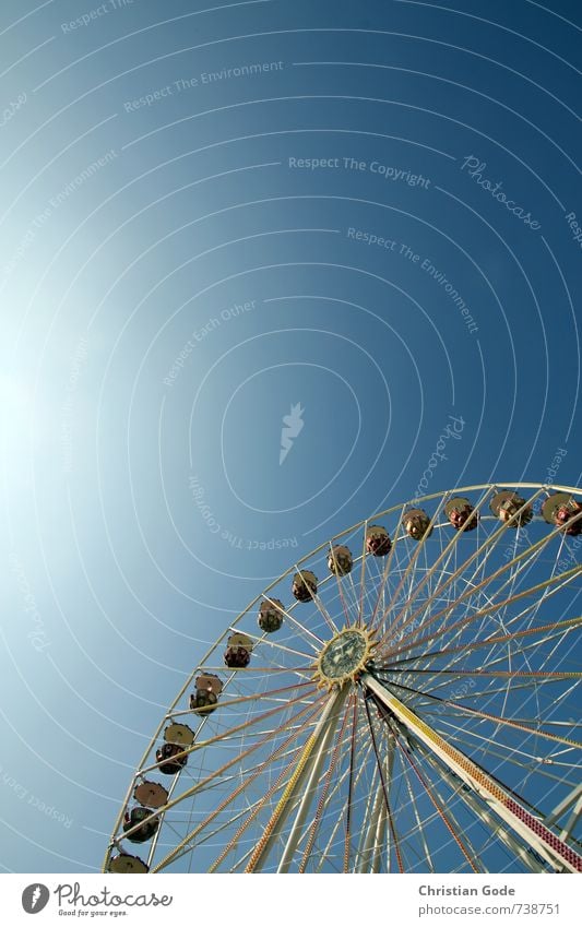 Jetzt gehts rund blau Riesenrad Jahrmarkt Himmel (Jenseits) himmelblau Sonnenlicht Sonnenstrahlen Lichterscheinung Lichtschein drehen Farbfoto mehrfarbig