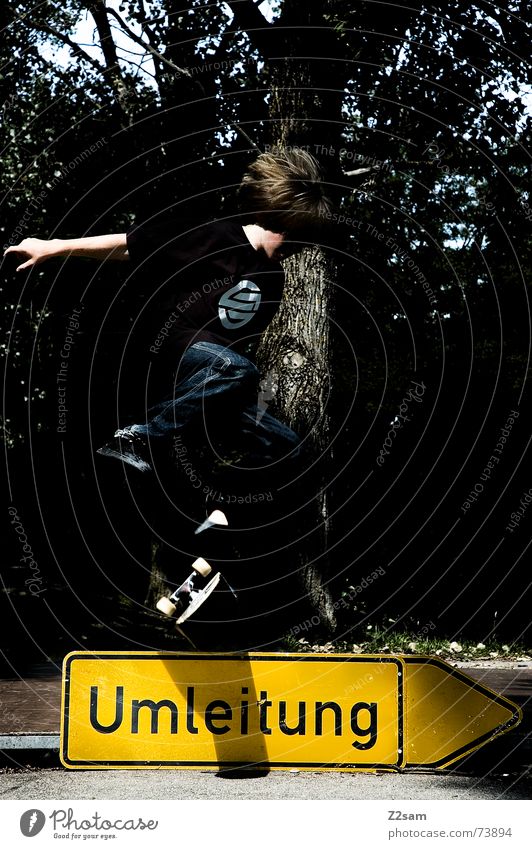 kickflip on detours II Umleitung Skateboarding Halfpipe Kickflip Salto Stunt Trick springen Kind Sport Stil oben Parkdeck Schilder & Markierungen Funsport