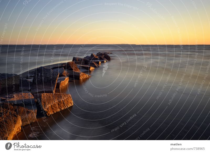 Steinzeit Landschaft Wasser Himmel Wolkenloser Himmel Horizont Sonne Sonnenaufgang Sonnenuntergang Frühling Wetter Schönes Wetter Küste Meer Menschenleer blau