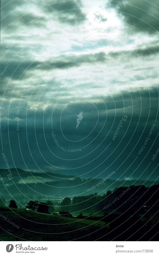 Durchbruch Wolken Stimmung Hügel nass Trauer Nebel dramatisch grün dunkel Meteorologie frisch Wolkenloch Durchblick Schatten Natur Schweiz Regen Landschaft