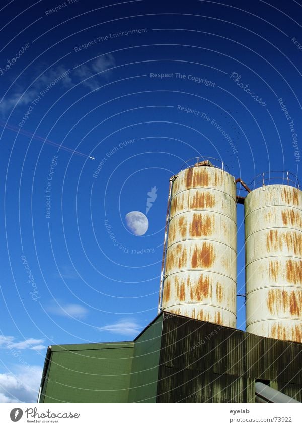 Pärchen im Mondschein Vol.2 Industriefotografie Himmel Silo Wolken grün Rust Grunge rund Gebäude Landwirtschaft weiß Sommer sky blau blue moon Düsenflugzeug