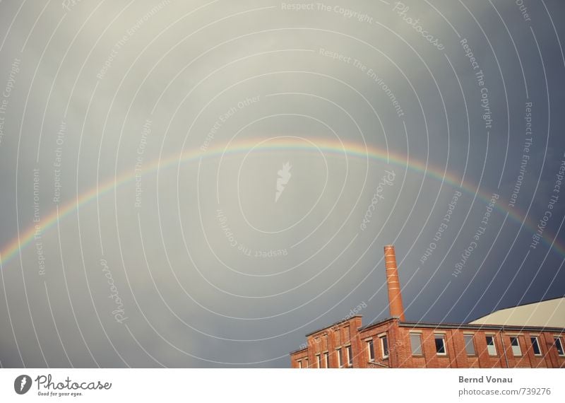 farbkreis Wetter Regen Fabrik schön Regenbogen mehrfarbig Kurve kreisrund Himmel oben Bogen Backstein ziegelrot alt Industrie Schornstein Unwetter Wolken