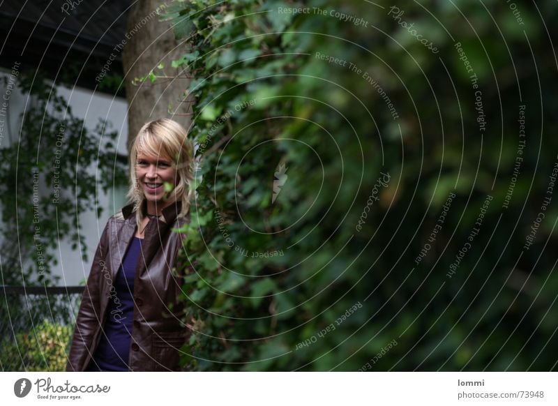 Frau am Busch! blond Sträucher grün Lederjacke Baum lachen