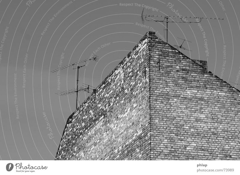 Berg der Empfängnis Antenne Wand Backstein Haus labil Ruine Leerstand Fernsehen Altbau Romantik schwarz weiß Stillleben ruhig links rechts grau alt Himmel