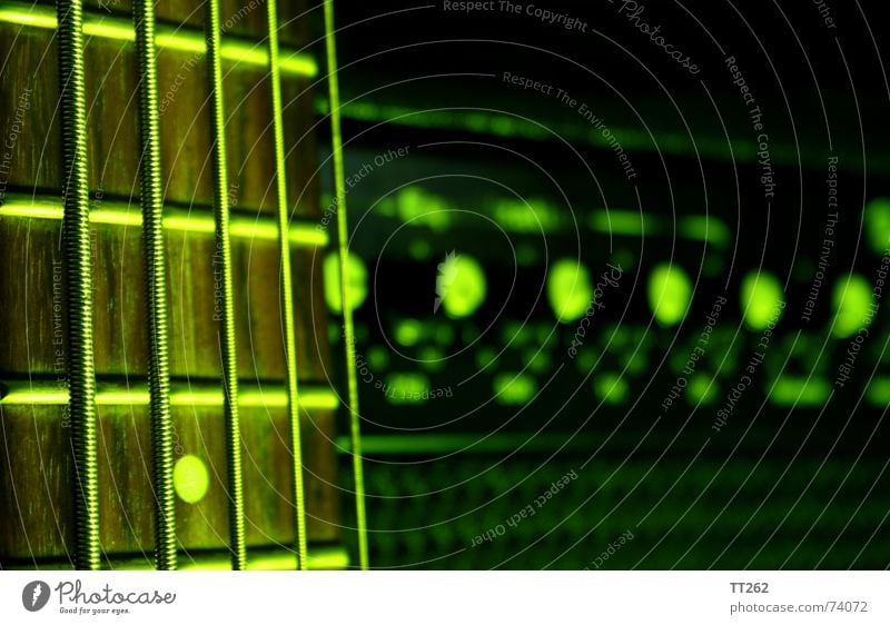 Fünf müssen es sein Saite Saiteninstrumente Elektrobass Verstärker grün dunkel Musikinstrument equalization bundstäbchen amp