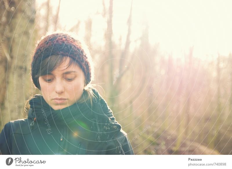 Es ist egal, aber schön Erholung ruhig Meditation Freiheit feminin Junge Frau Jugendliche 18-30 Jahre Erwachsene Baum Sträucher Wald Leipzig Schal Mütze