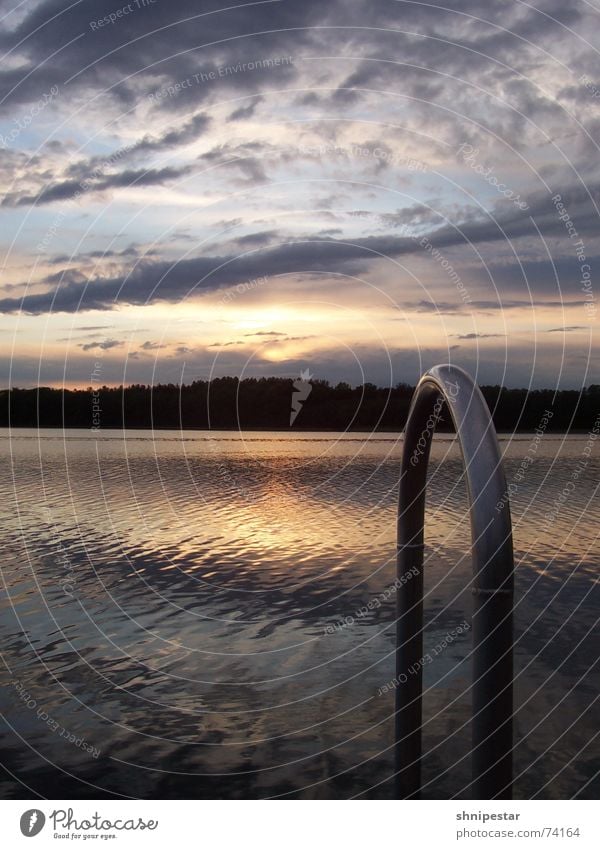 Sonne Plumst Ins Wasser Mai Steg Einstieg (Leiter ins Wasser) Stahl Wolken Sonnenuntergang kalt Reflexion & Spiegelung Erholung Einsamkeit Wald Mitte