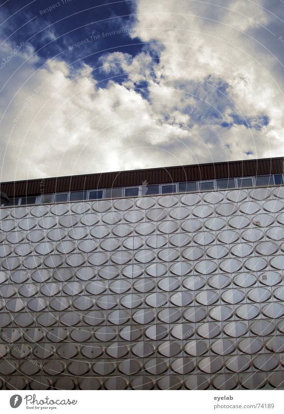 City Reptil Blech Stahl Fenster Himmel Wand Gebäude Chrom glänzend Hochhaus grau Wolken weiß Sehnsucht Wahrheit Hoffnung Dach Muster Sommer steel window sky