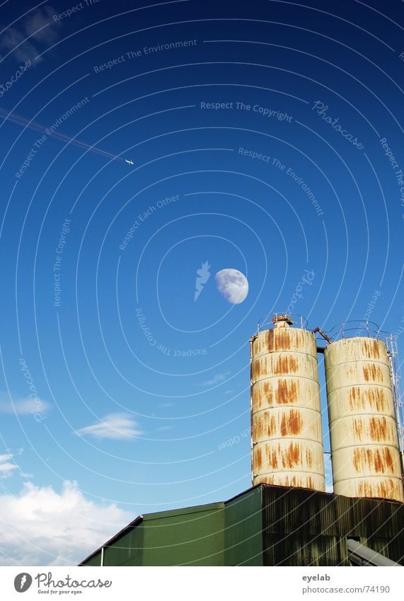 Pärchen im Mondschein Vol.3 Industriefotografie Himmel Silo Wolken grün Rust Grunge rund Gebäude Landwirtschaft weiß Sommer sky blau blue moon Düsenflugzeug