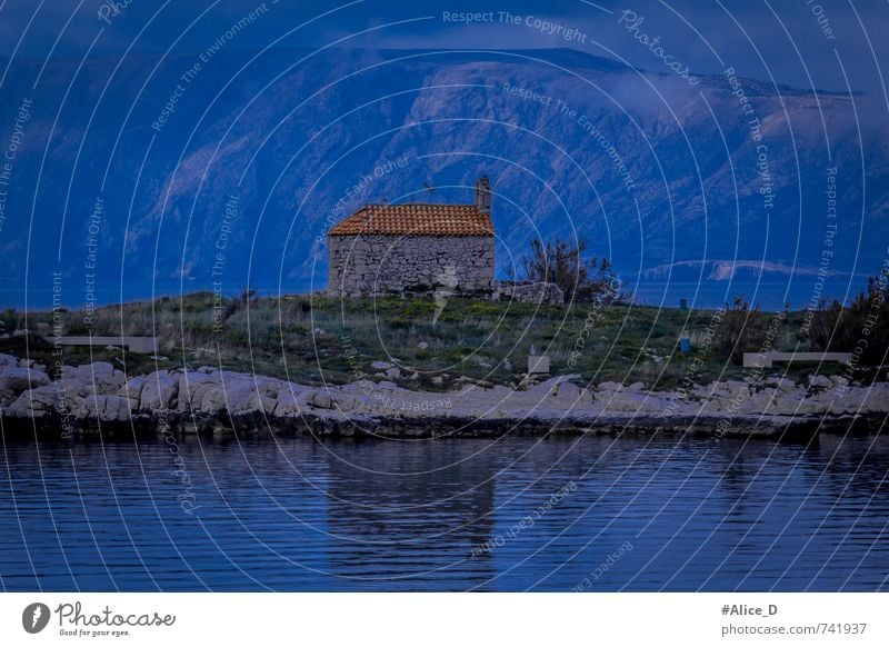 Kapelle auf der Insel Landschaft Pflanze Tier Urelemente Wasser Hügel Berge u. Gebirge Küste "Novi  Vinodolski," Kroatien Europa Hütte Vogel 2 blau grau grün