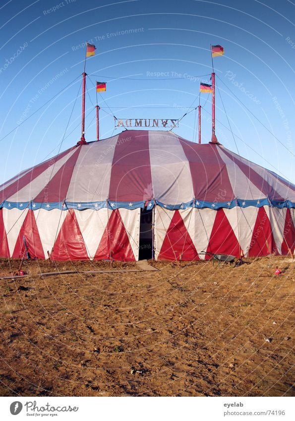 Upperclass Camping Zelt rot weiß Fahne Zirkus Himmel Dach Show Manege Sommer braun Deutschland Tier Eingang Streifen tent red white flaggs Stern (Symbol) blau