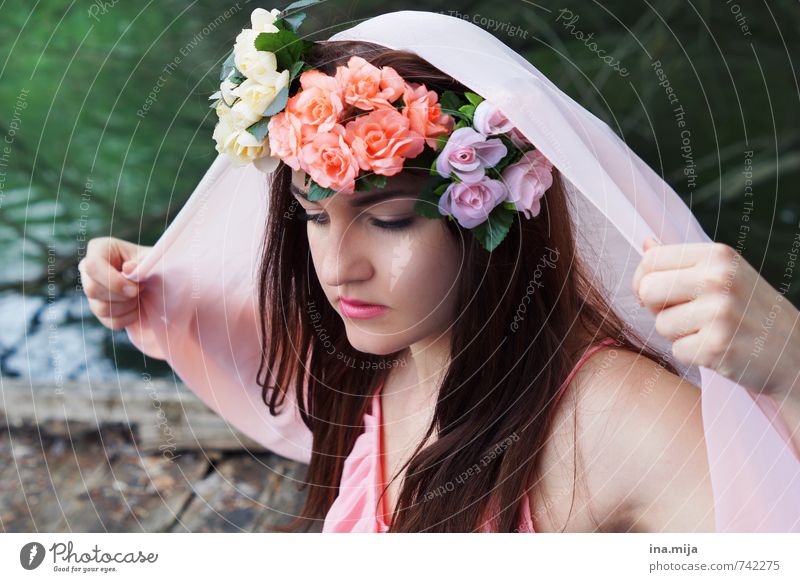 junge Frau mit Blumenkranz im Haar schön Mensch feminin Junge Frau Jugendliche Erwachsene Gesicht 1 13-18 Jahre Kind 18-30 Jahre Umwelt Natur Haare & Frisuren