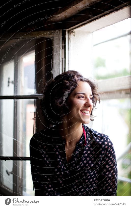 Smile! . ii Mensch Junge Frau Jugendliche 1 18-30 Jahre Erwachsene Fenster schwarzhaarig Locken Lächeln lachen schön blau rosa Freude Glück Fröhlichkeit