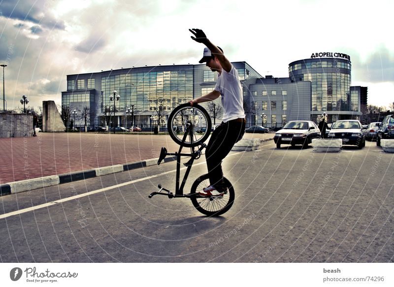 bmxzone.ru man #1 BMX flatland building Fahrrad noon outdoor shooting town