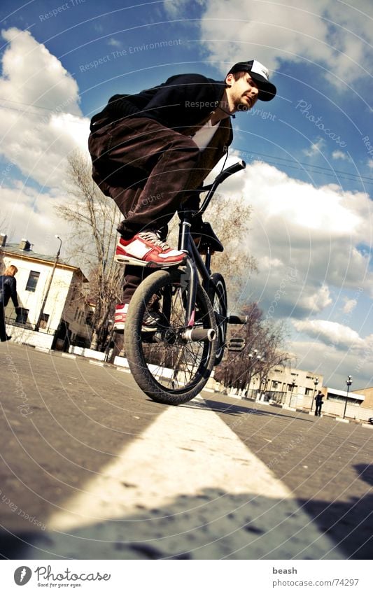 bmxzone.ru man #2 BMX flatland building Fahrrad noon outdoor shooting town