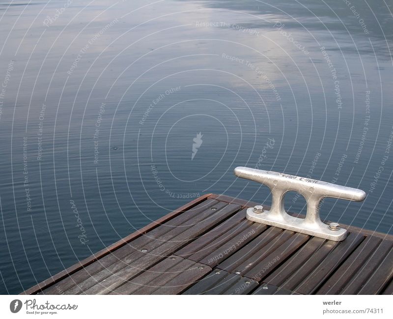 Keine Brandung. Kein Fels. Holz See Reflexion & Spiegelung Wasserfahrzeug Haken Außenaufnahme graphisch ruhig Regen Steg entdecken Menschenleer konstruiert