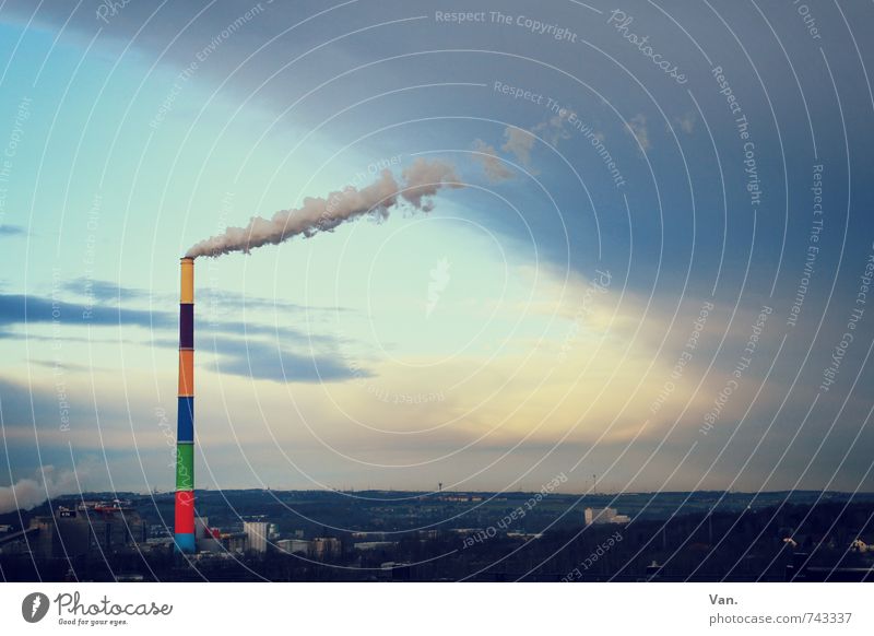 Mit dem Regenbogen stimmt was nicht Himmel Wolken Gewitterwolken Unwetter Wind Chemnitz Stadt Haus Schornstein Rauchen hoch blau mehrfarbig Abgas Farbfoto
