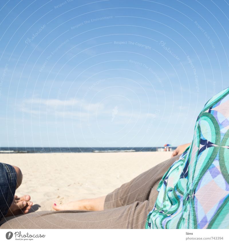 Annäherung Sommer Strand Flirten Urelemente Sand Himmel Wolken Küste Ostsee beobachten entdecken Erholung liegen lernen träumen Zusammensein nah Neugier blau