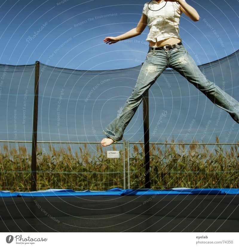 Scheiss Stativkamera ! Trampolin Himmel Feld Zaun schwarz weiß springen Hoffnung Sehnsucht Sommer sky field fence bording Arme Beine legs arms Jeanshose Mais