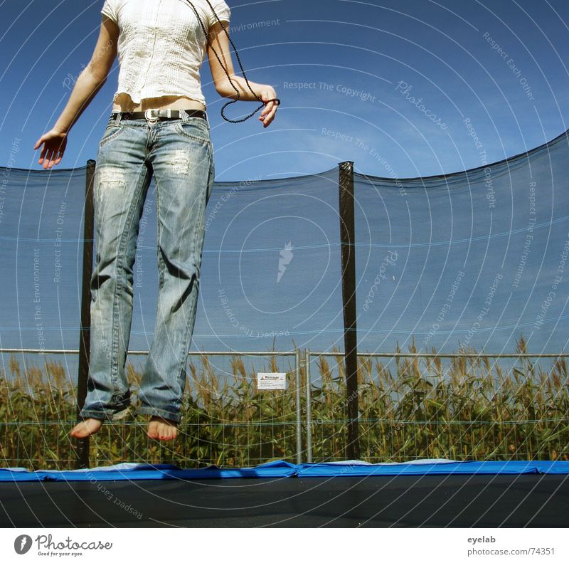 Scheiss Auslöseverzögerung ! Trampolin Himmel Feld Zaun schwarz weiß springen Hoffnung Sehnsucht Sommer sky field fence bording Arme Beine legs arms Jeanshose