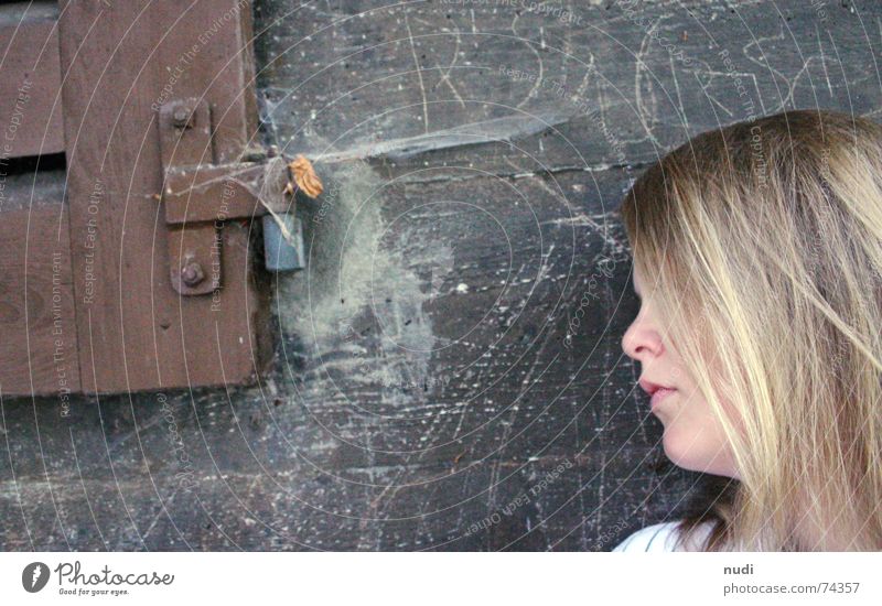 einfach sein lll Frau Mädchen Gedanke Fensterladen Hausmauer Pullover Mauer verträumt Staub Spinnennetz Natur Hütte Haare & Frisuren Einsamkeit sitzen Kopf Auge