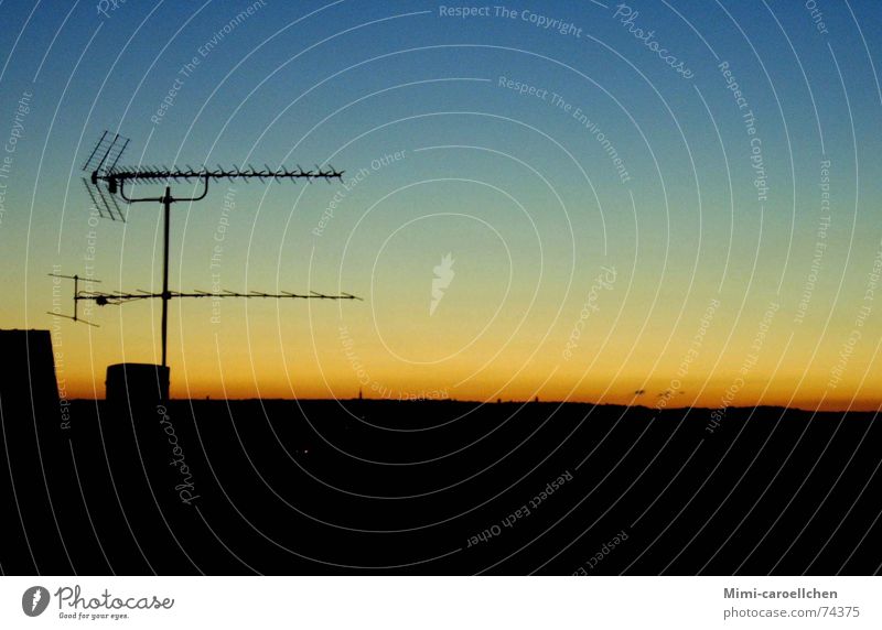 sonnenuntergang vom dach aus mehrfarbig Freundlichkeit Licht dunkel schwarz dezent stark angenehm intensiv Farbenspiel gelb Antenne groß Sonnenuntergang Dach