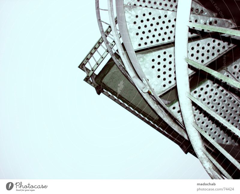 KARRIERELEITER Stab Loch Himmel Wolken schlechtes Wetter himmlisch Götter Unendlichkeit Ecke unten schreiten gekrümmt Wendeltreppe Metall Treppe stairs Geländer