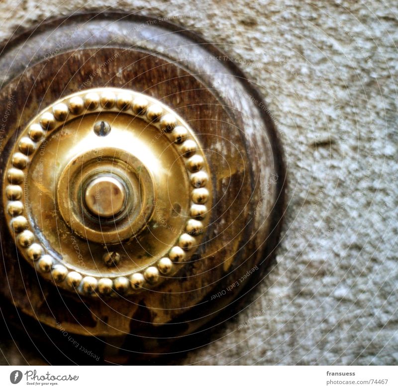 ring my bell Klingel Knöpfe England Nostalgie rund Holz braun aufmachen Tür alt Kreis gold bimmeln door bell open